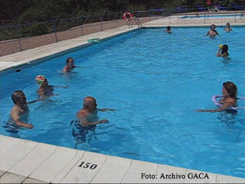20080824122101-jubilados-piscina-alcaine.jpg