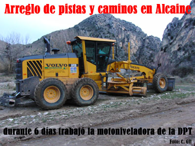 Se acondicionan los caminos de Alcaine gracias a la motoniveladora de la Diputación de Teruel
