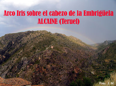 El arco iris que anuncia el fin de una tormenta de verano en Alcaine